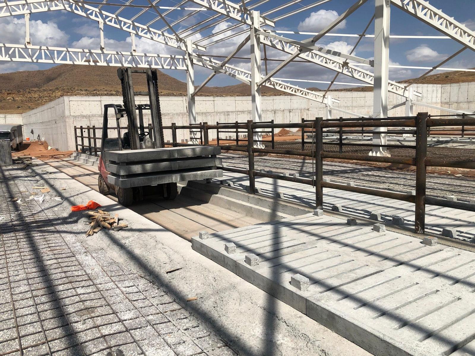 beton yapım beton yapı ızgara beton ızgar ahır ızgarası panel çit beton direklikleri