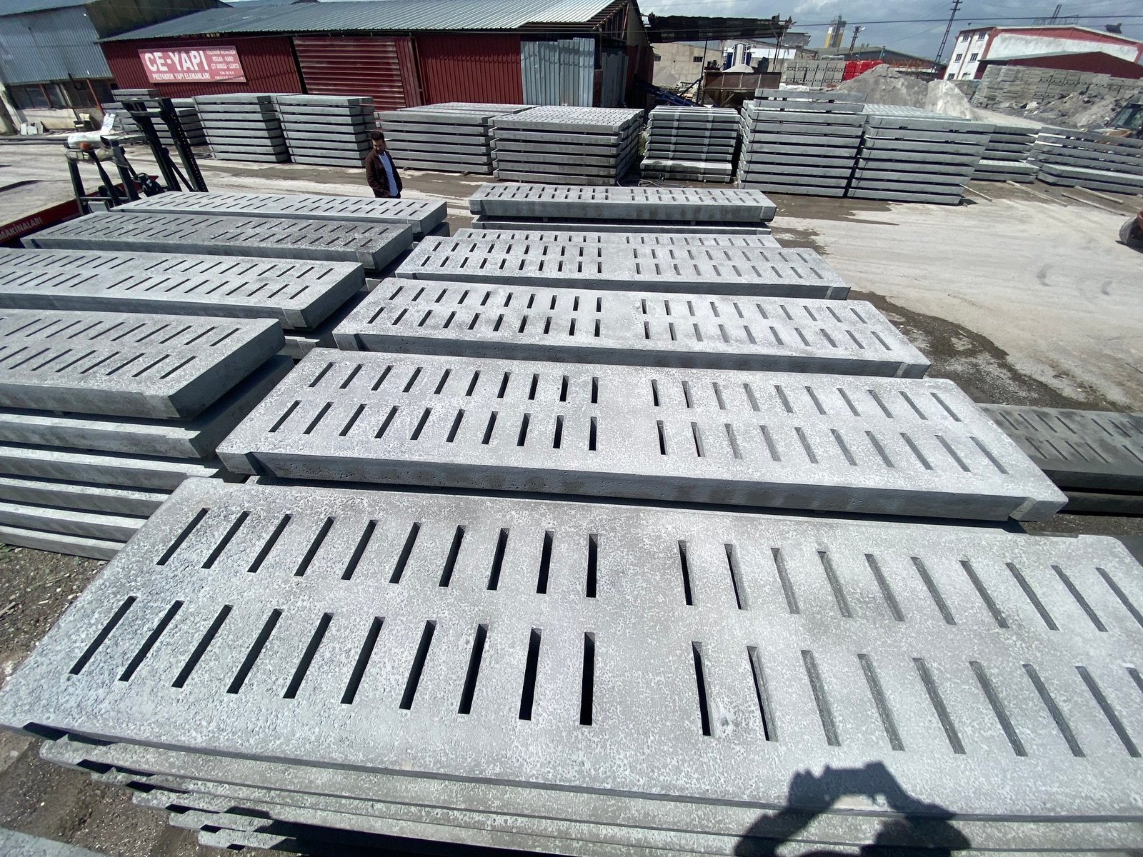 Beton Ahır Izgara Üretimi Ankara Müşterimize Sevkiyatlarımız son hızla devam ediyor Beton Ahır Izgara sistemleri üreten firmamız sektörde çözüm ortağınız olmaya hazır.
