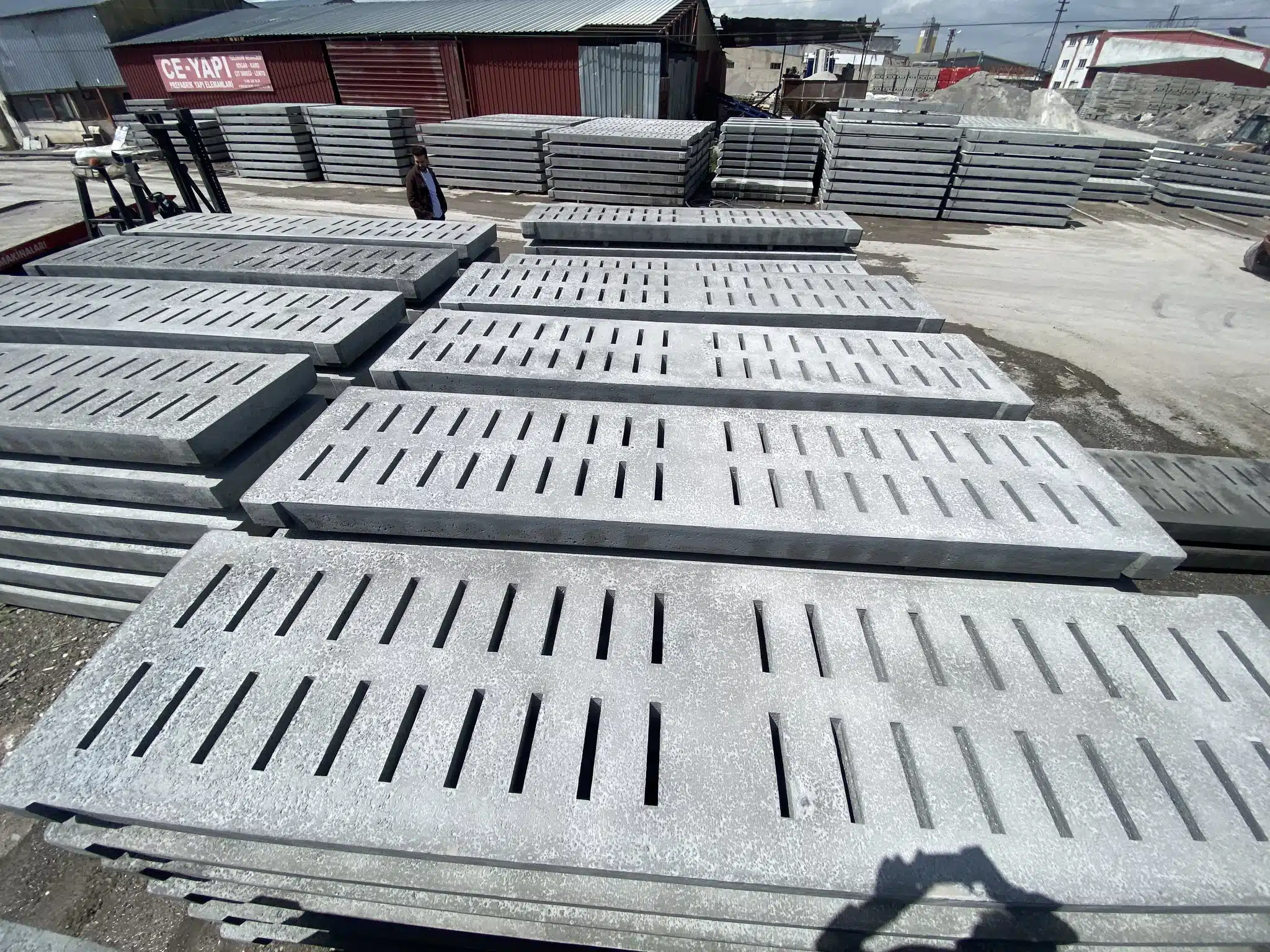 Beton Ahır Izgara Üretimi Ankara Müşterimize Sevkiyatlarımız son hızla devam ediyor Beton Ahır Izgara sistemleri üreten firmamız sektörde çözüm ortağınız olmaya hazır.